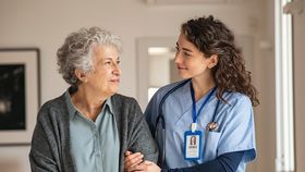 Ce salariu are o asistentă medicală în 2024? Iată cât va câștiga după majorarea promisă de Guvern!